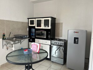 Frigorifero, microonde, forno, macchina per tè/caffè