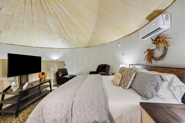 1 bedroom, in-room safe, free WiFi, bed sheets - The Painted Silos - The Horse Bin. Elgin, Ft Sill and Lawton areas. (Elgin)