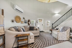 Smart TV - The Painted Silos - The Horse Bin. Elgin, Ft Sill and Lawton areas. (Elgin)