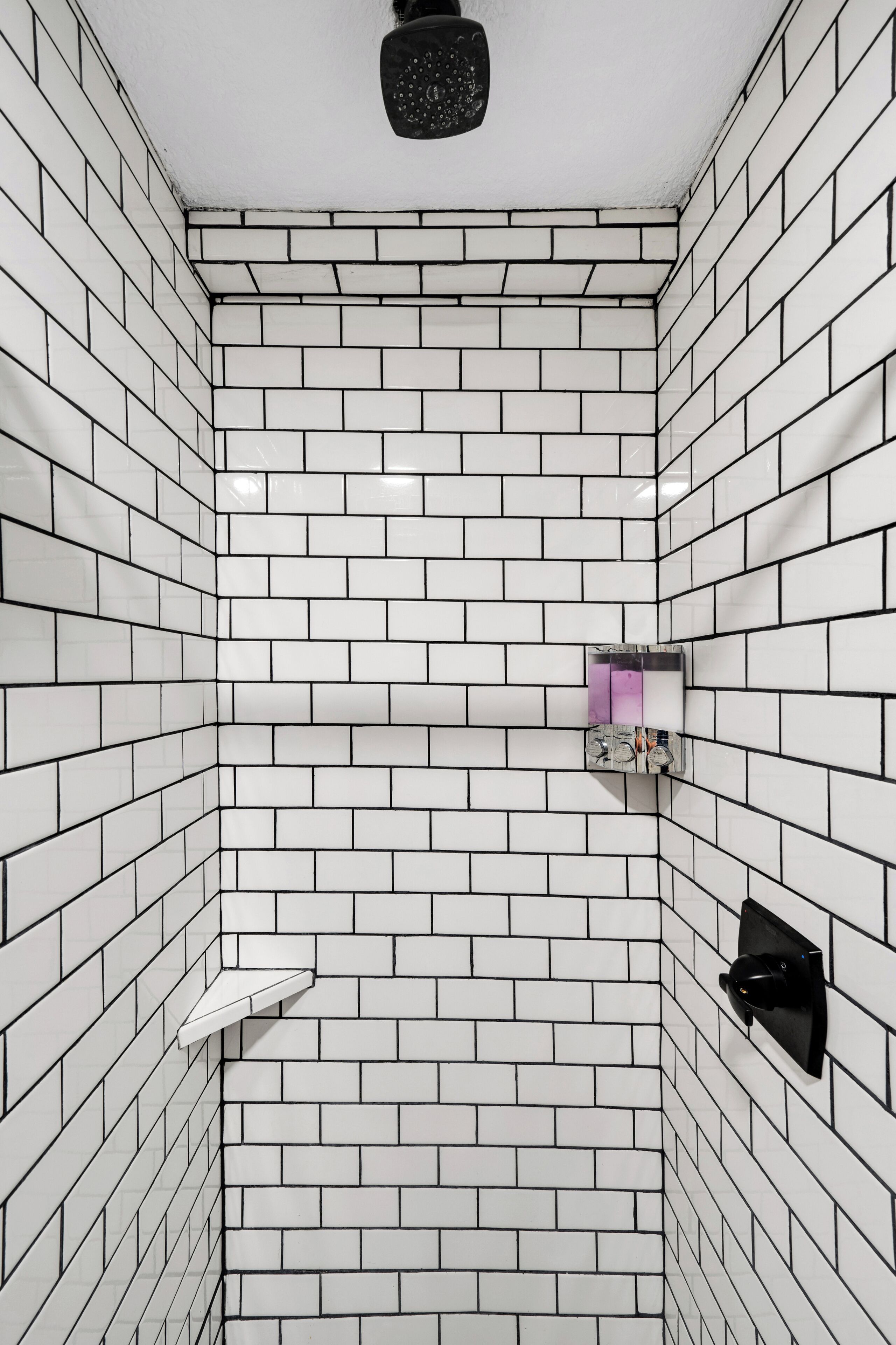 Sèche-cheveux, serviettes fournies, shampoing, papier toilette