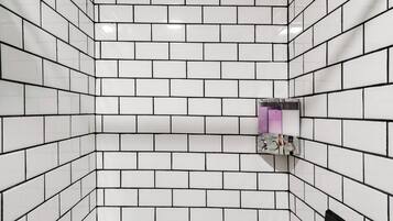 Sèche-cheveux, serviettes fournies, shampoing, papier toilette