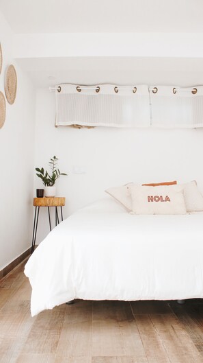 Classic Double or Twin Room, Pool View | Free WiFi - Vila Vale Guest House surf e yoga (Almada)