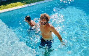 Outdoor pool - Vila Vale Guest House surf e yoga (Almada)