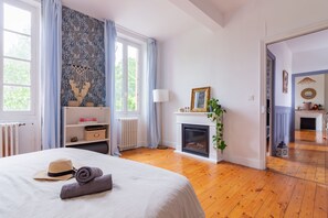 4 bedrooms, desk, iron/ironing board, WiFi