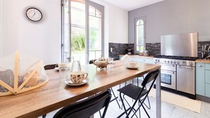 Coffee/tea maker, fridge, microwave, oven - Belle Maison Familiale Avec Piscine Privée (Lézat-sur-Lèze)