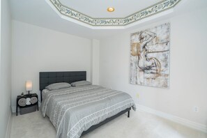 3 quartos, escrivaninha, ferros/tábuas de passar roupa