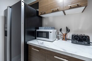 Réfrigérateur, micro-ondes, plaque de cuisson, cafetiÚre/bouilloire