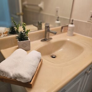 Douche, sĂšche-cheveux, serviettes fournies, savon