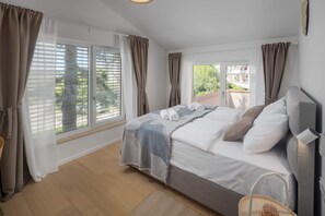 3 bedrooms, in-room safe, desk, soundproofing