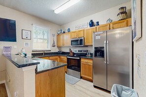 Frigorífico, microondas, horno y placa de cocina