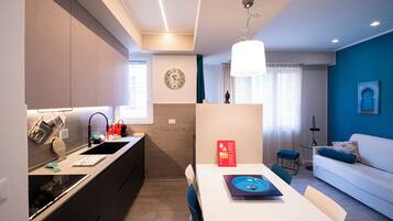 Apartment, Balcony | Private kitchen | Fridge, microwave, oven, stovetop