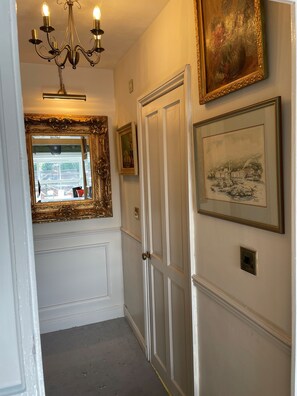 Interior - Pheasant's Hollow, traditional English 2 bed appt central Harrogate FREE PARKING (Harrogate)