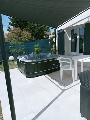 Outdoor dining - Les Lauriers Roses (Fontvieille)