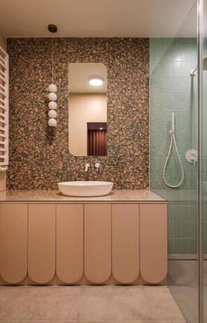 提供毛巾、番梘、廁紙