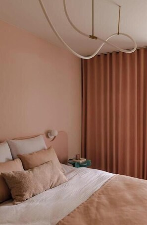 1 間睡房、房內夾萬、書桌、熨斗/熨衫板