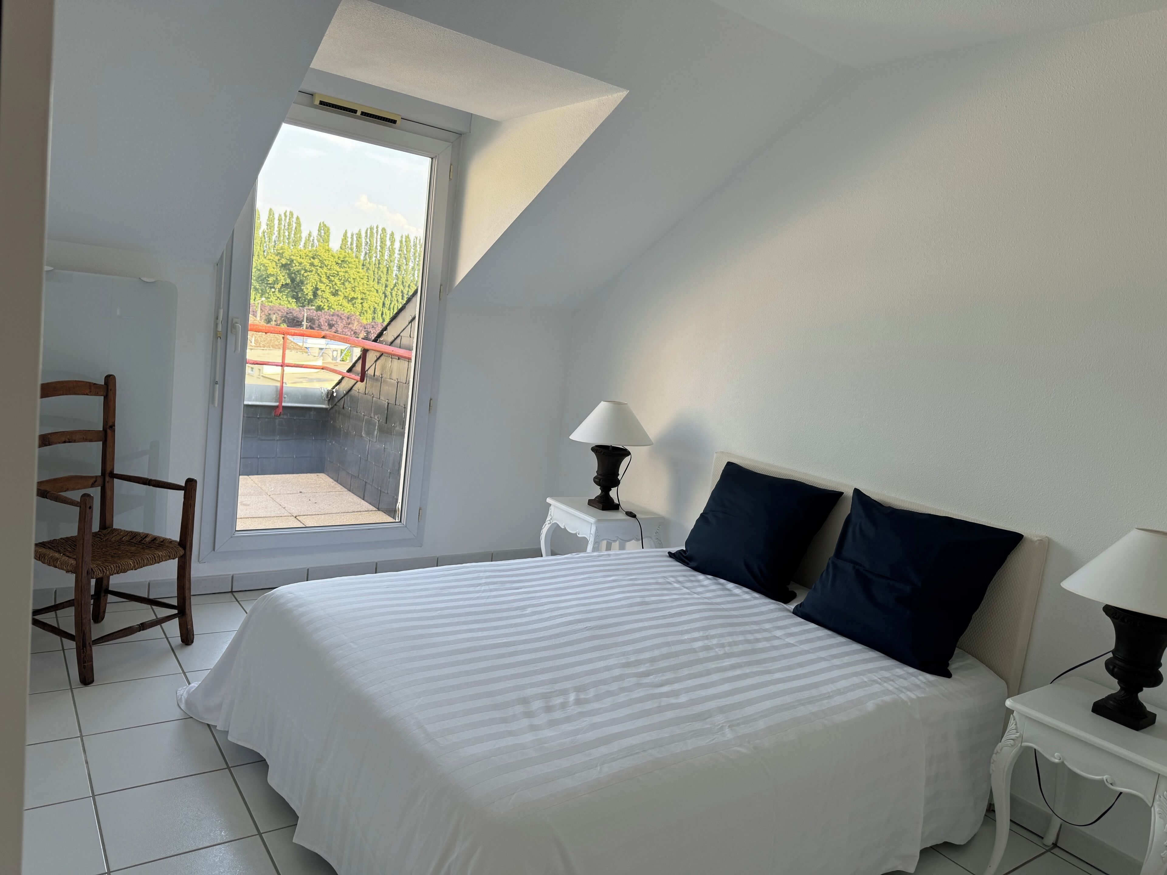 1 chambre, fer et planche à repasser, draps fournis