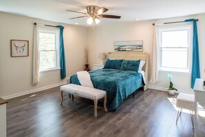 4 عدّة غرف نوم ومكواة/لوح كي وواي فاي وملاءات أسرّة