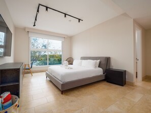 3 slaapkamers, een strijkplank/strijkijzer, wifi, beddengoed