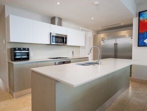 Een koelkast, een magnetron, een oven, een kookplaat