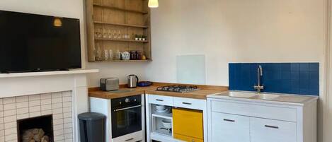 冷蔵庫、オーブン、食器洗い機、電気ポット