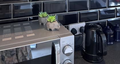 Cozy and modern studio in prime location-perfect for your getaway