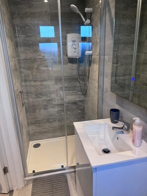 Shower, hair dryer, towels, soap - Cozy and modern studio in prime location-perfect for your getaway (Brighton and Hove)