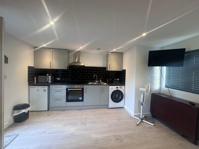 Cozy and modern studio in prime location-perfect for your getaway
