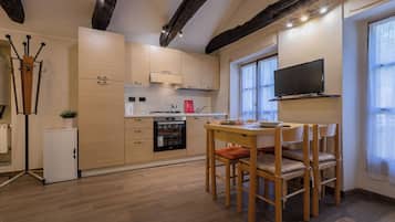 Appartement | Privékeuken | Een koelkast, een oven, een kookplaat, een espressoapparaat