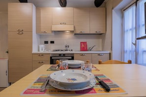 Apartment | Essbereich im Zimmer