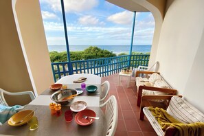 Outdoor dining - La Terrazza - Apartment with Sea View Terrace for Families Seeking Relaxation (San Vero Milis)