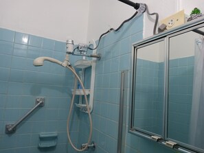 Asciugacapelli, asciugamani, sapone, shampoo