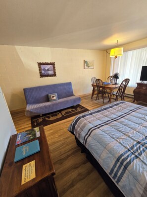 經濟開放式套房 | 起居區 | 40-吋智慧型電視，提供有線頻道