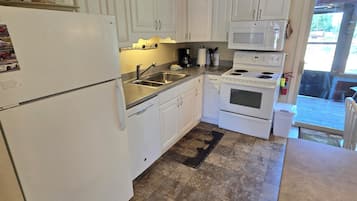 Townhouse Keluarga | Dapur pribadi | Lemari es besar, microwave, kompor, dan mesin pembuat kopi/teh