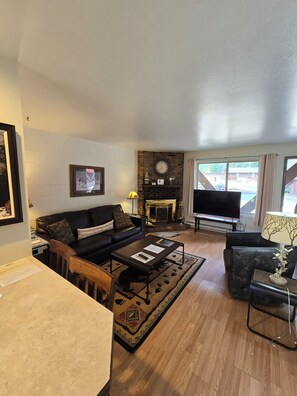 舒適公寓客房 | 書桌、筆電工作空間、遮光布/窗簾、熨斗/熨衣板