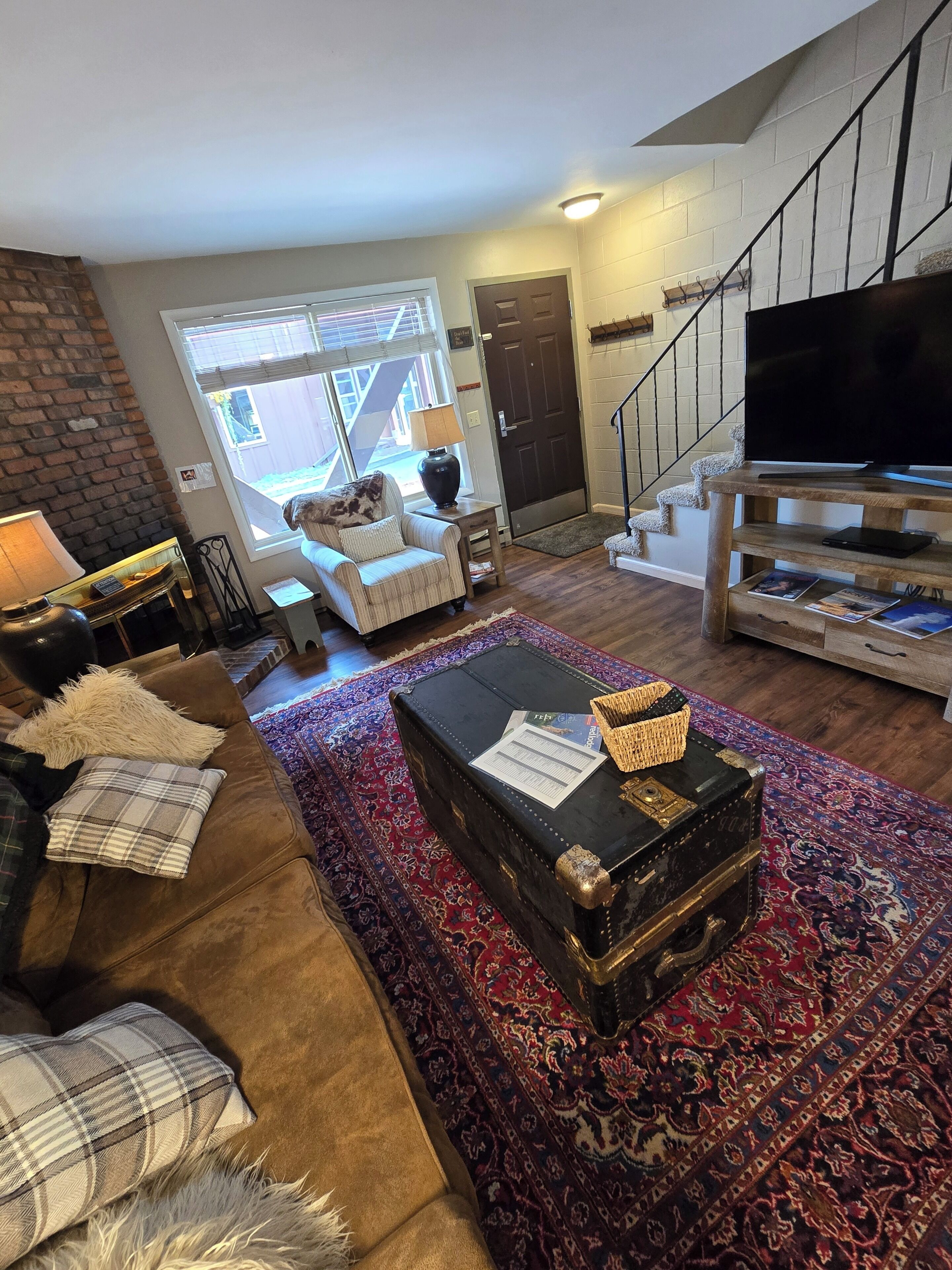 Classic Condo | Living area | 40-inch Smart TV with cable channels