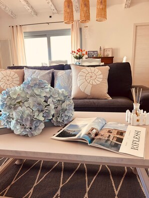 Smart TV, fireplace, books - Emerald Coast, three minutes from the beach Villa with breathtaking views (San Pantaleo)