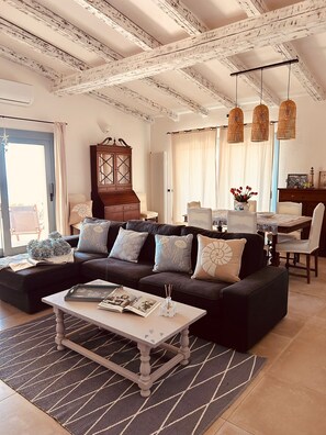 Smart TV, fireplace, books - Emerald Coast, three minutes from the beach Villa with breathtaking views (San Pantaleo)