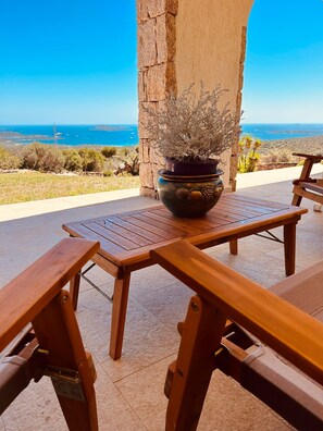 Terrace/patio - Emerald Coast, three minutes from the beach Villa with breathtaking views (San Pantaleo)