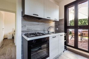 Huis, uitzicht op zee | Privékeuken | Een koelkast, een oven, een kookplaat, een espressoapparaat