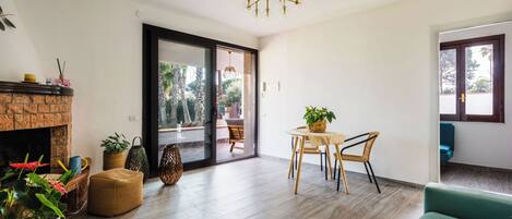 Casa, vista mare | Area soggiorno | TV 35 pollici con canali digitali