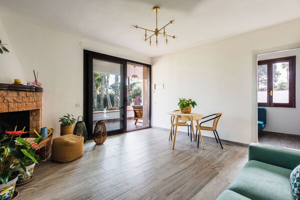 Huis, uitzicht op zee | Woonruimte | Een 35-inch televisie met digitale zenders