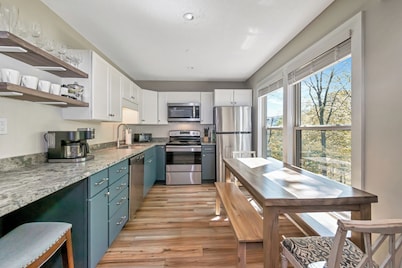 Renovated 3BR Condo, Cozy Fireplace, Bunk Room, Coffee Bar & Scenic Views