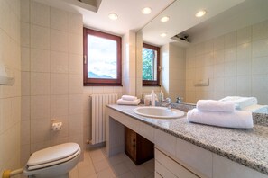 Maison, vue lac | Salle de bain
