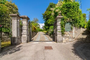 Pintu masuk properti