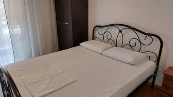 1 quarto, cofres nos quartos, roupa de cama