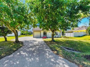 Property grounds - Cozy 2-bedroom house in fabulous Fort Myers pet friendly with fenced backyard  (Fort Myers)