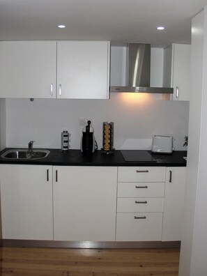 Kühlschrank, Mikrowelle, Herdplatte, Geschirrspüler