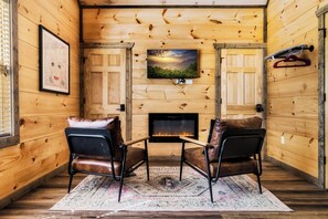 Smart TV, fireplace, video games - Putt-Putt, Hot Tub, Laser Tag, Arcade, Deck, Air Hockey, Resort Pool, Grill (Sevierville)