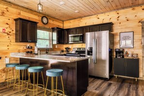 Fridge, microwave, oven, stovetop - Putt-Putt, Hot Tub, Laser Tag, Arcade, Deck, Air Hockey, Resort Pool, Grill (Sevierville)