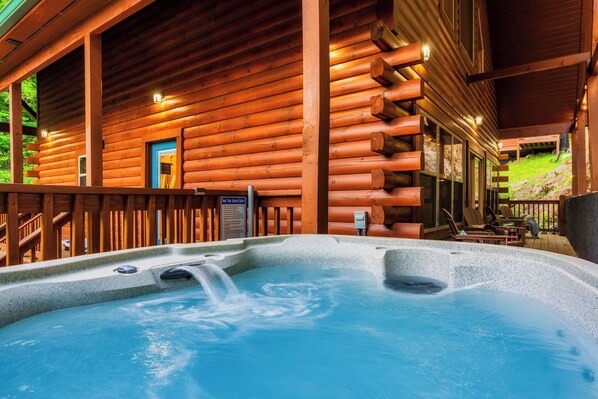 Outdoor spa tub - Putt-Putt, Hot Tub, Laser Tag, Arcade, Deck, Air Hockey, Resort Pool, Grill (Sevierville)